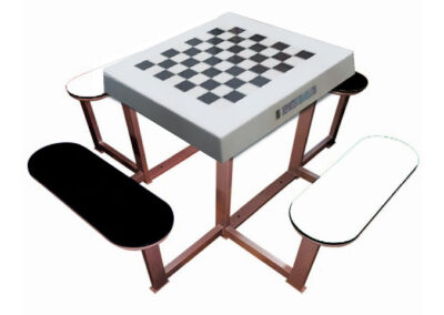 Mesa exterior de ajedrez con 4 bancos y tablero de fibra de vidrio