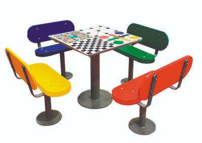 Mesas de exterior con ajedrez, oca, parchís y 3 en raya