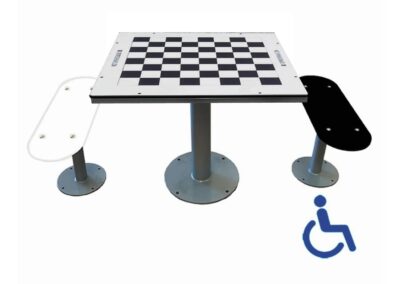 Mesa de ajedrez antivandalica adaptada con 2 bancos independientes