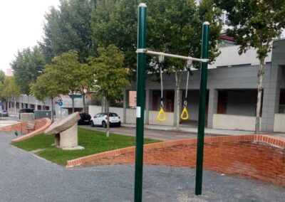 Barre anneaux installée dans un parc de street workout