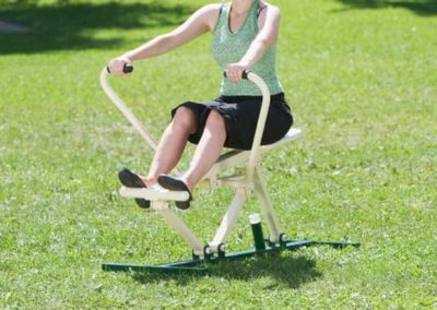 Exercise with the outdoor rowing machine