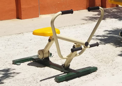 Installation de la machine à ramer dans un parc de sports de santé.
