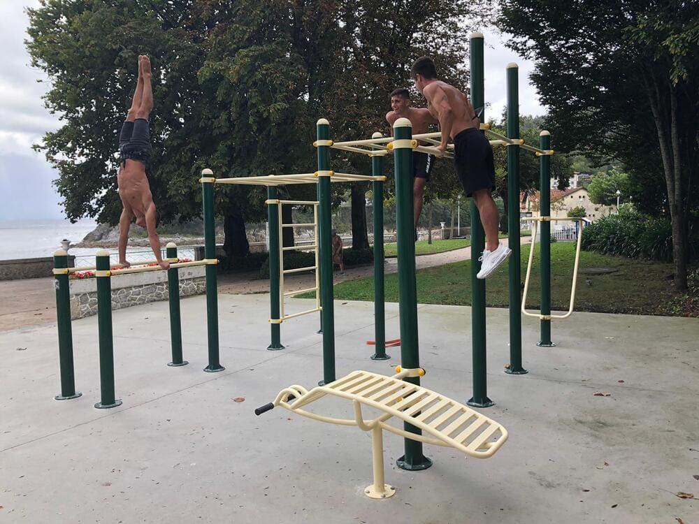 Training in a street workout park