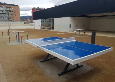 Mesa ping pong y multijuegos en un patio de colegio
