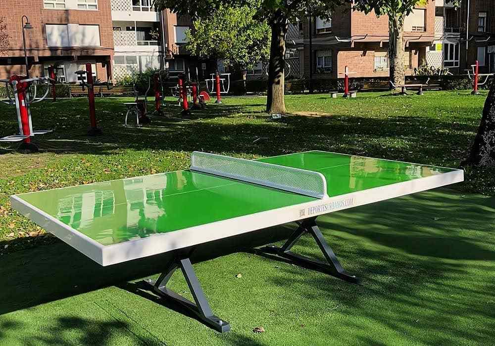 Mesa ping pong exterior en un parque biosaludable