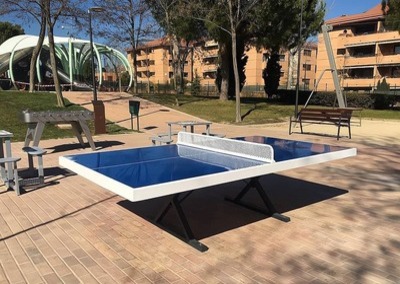 Table de ping-pong et équipements sportifs sur une place publique