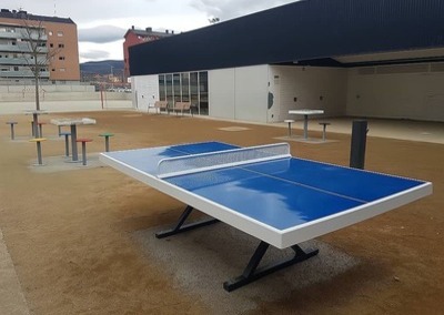 table ping-pong et table multi-jeux dans la cour de récréation d'une école