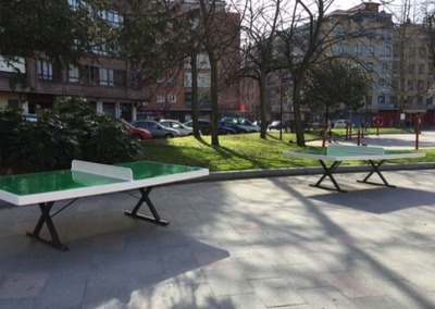 Tables de ping-pong à l'épreuve du vandalisme sur la place de la ville