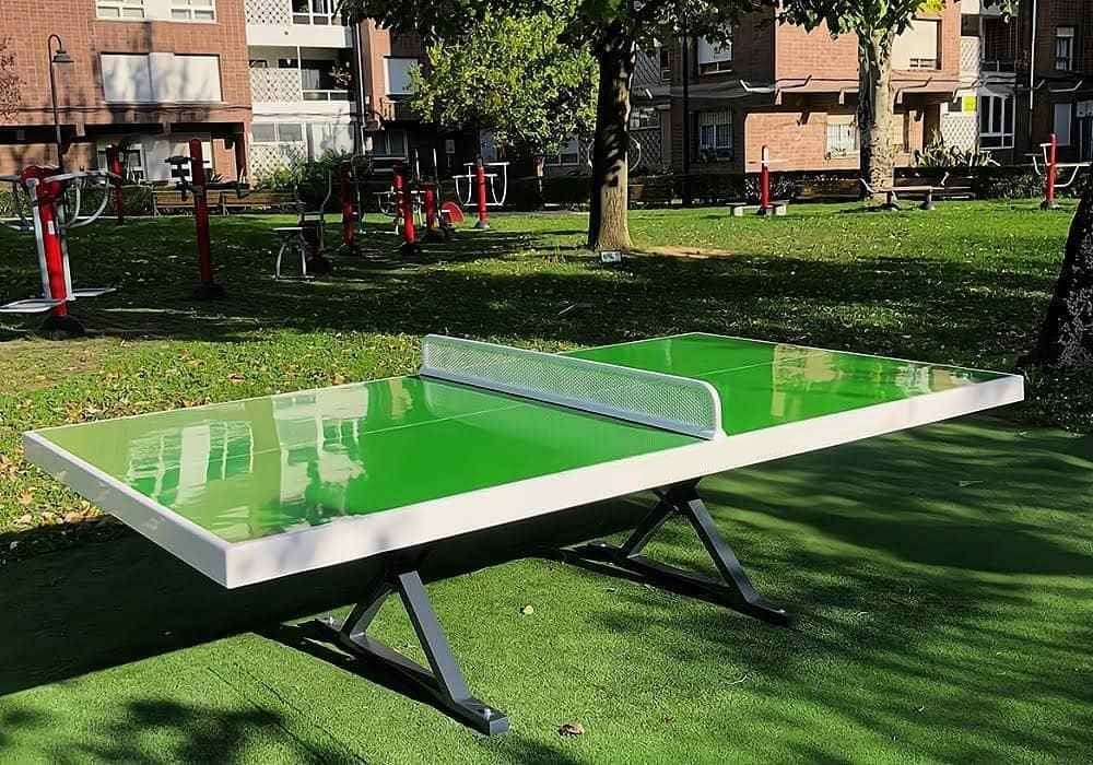 Table de ping pong d'extérieur dans un parcour de santé