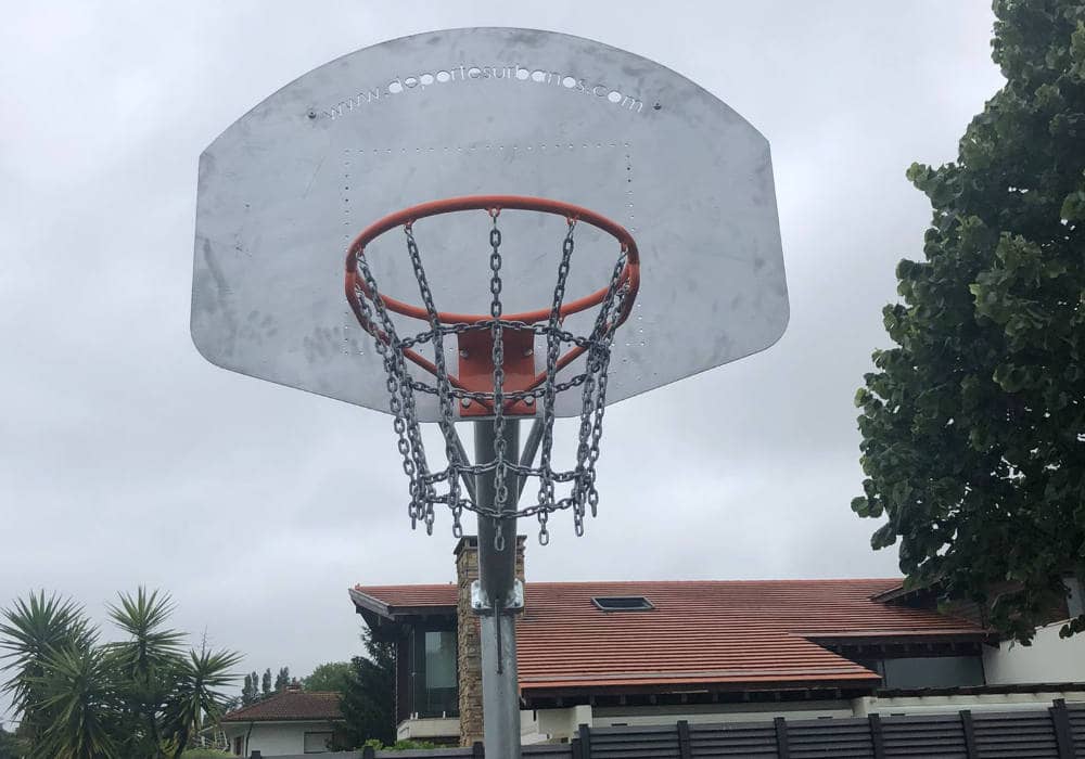 Ancien Panier De Basket Extérieur Défectueux
