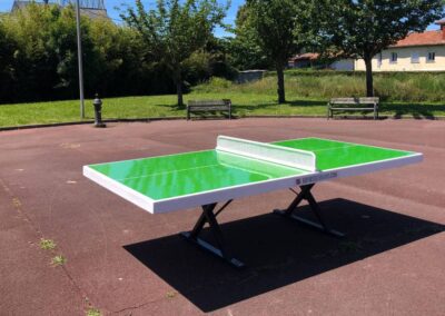 Table de tennis de table "Forte" installée sur une place urbaine.