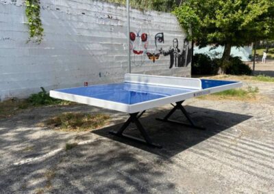 Mesa de ping pong, modelo Forte, en el patio de un instituto