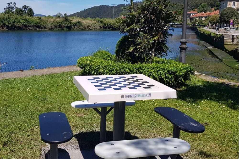 Table d'échecs dans un parc public.