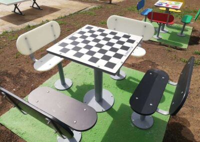 Mesas de ajedrez con bancos instaladas en un parque.