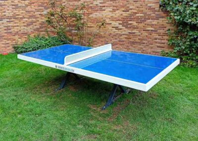 Table de ping-pong FORTE installée dans un jardin.