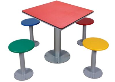 Table d'extérieur pour jouer aux cartes. Plateau de table en polyéthylène rouge.