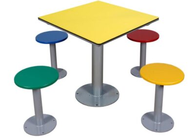 Table de pique-nique. Plateau de table en polyéthylène jaune.