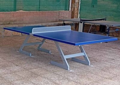 Table de tennis de table Sport-Z pour l'extérieur, boulonnée sur un sol dur.
