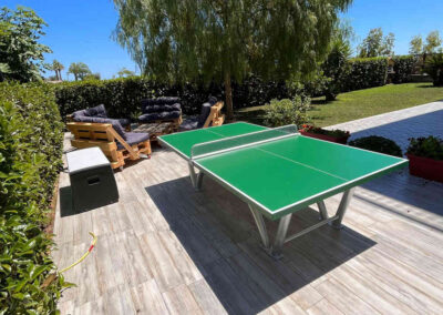 Table de tennis de table Sport-Pro installée dans un lotissement résidentiel.