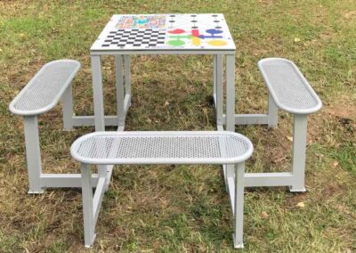 1 outdoor multigame table with 4 steel benches.