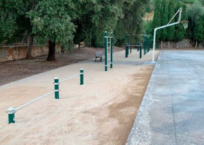 Un parcours avec des barres Street Workout dans une cour d'école.