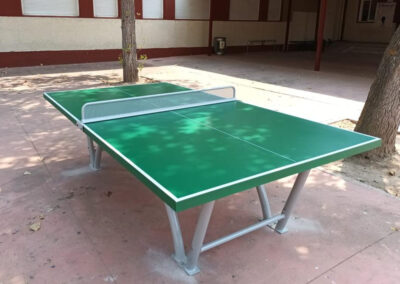 Une table de tennis de table extérieure, modèle Sport green, installée dans un lycée.
