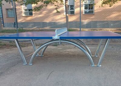 Mesa ping pong exterior, modelo Sport-Pro con tablero azul.