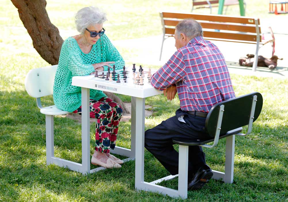 Table d'échecs d'extérieur fabriquée par SPORTS URBAINS.