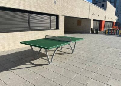 Mesa de ping pong exterior, modelo Sport. instalada en un CEIP