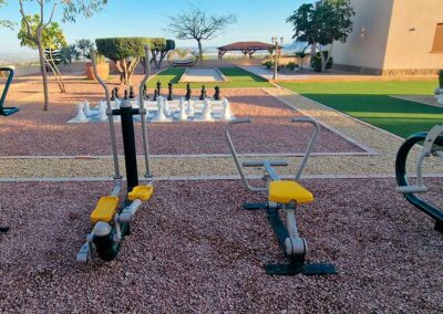 Stations de fitness et de musculation en plein air dans un parc au design moderne.