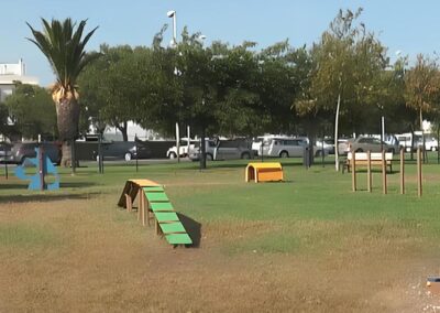 Completo parque recreativo para perros en un espacio verde municipal.